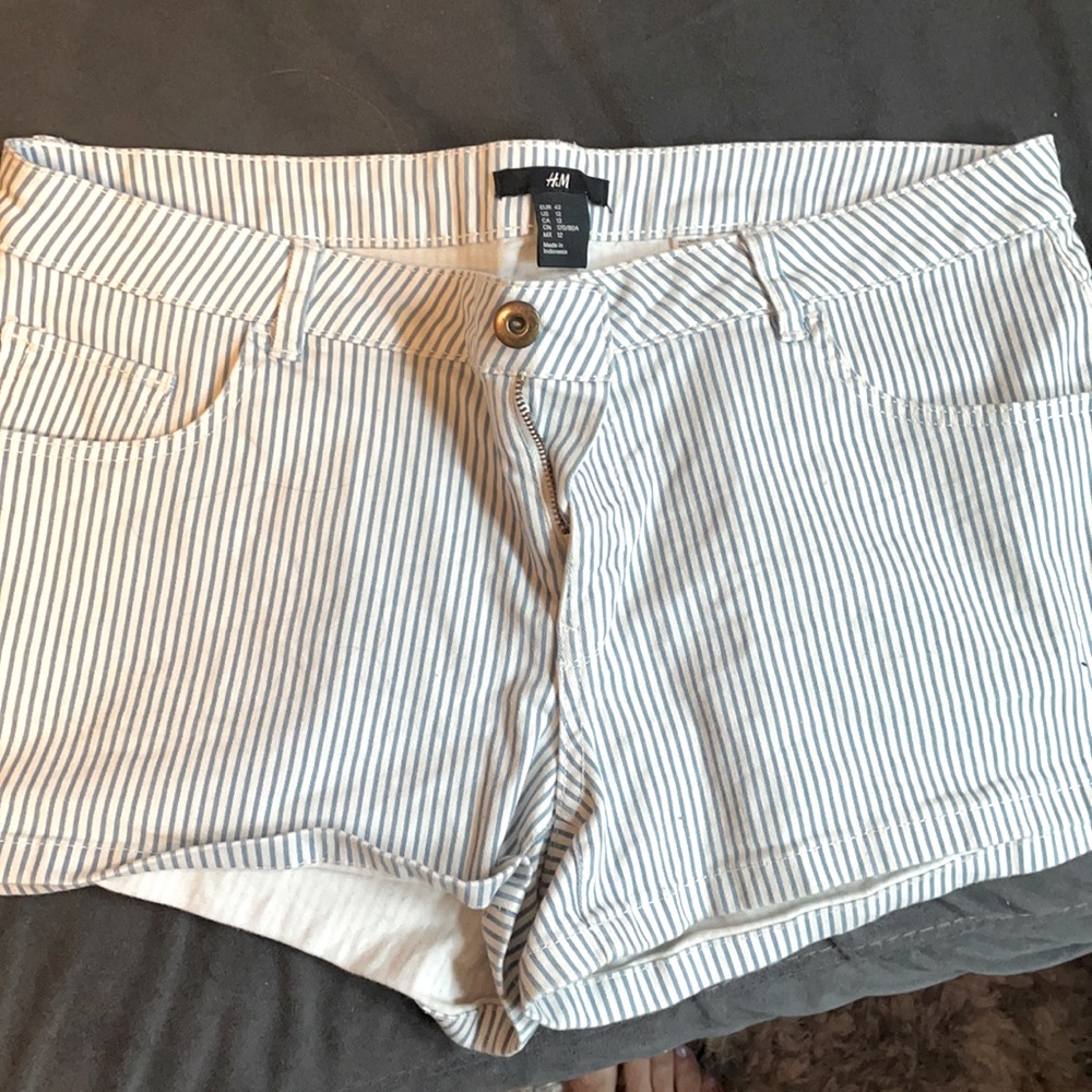H&M womens 12 navy pin striped short